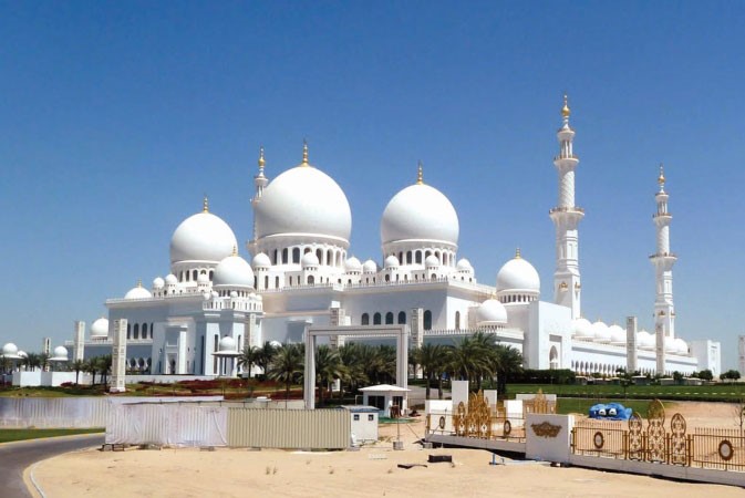 مسجد الشيخ زايد رحمه الله وسط ابوظبي