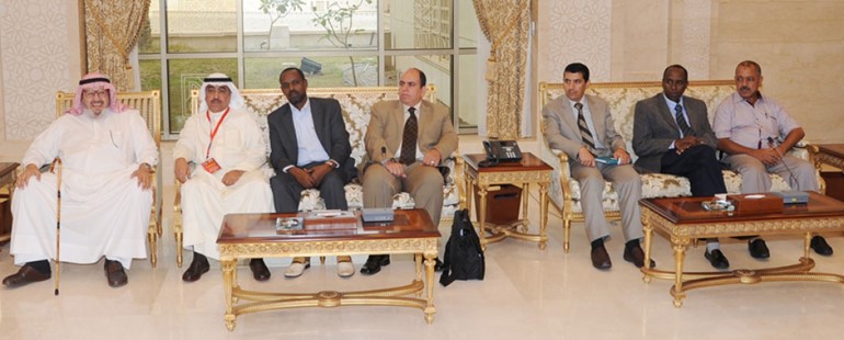 الزميلان عدنان الراشد وفيصل القناعي مع عدد من اعضاء الوفود المشاركة في اجتماع اتحاد الصحافيين العرب﻿