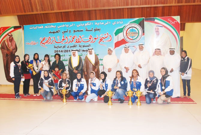 محافظ حولي عبدالله الفارس ودعيج العتيبي مع الفائزات بالالقاب﻿