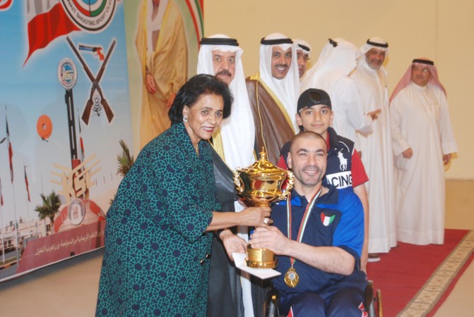 الشيخة فريحة الاحمد تسلم الكاس لاحد الفائزين﻿