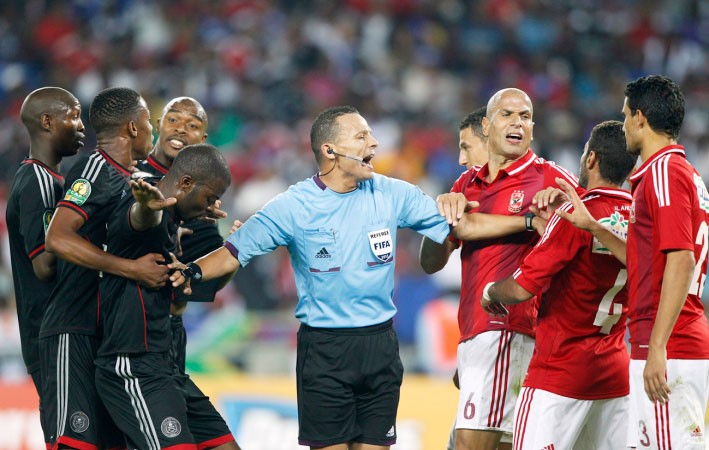 الحكم يمنع اللاعبين من الاحتكاك في مباراة الاهلي واورلاندو رويترز