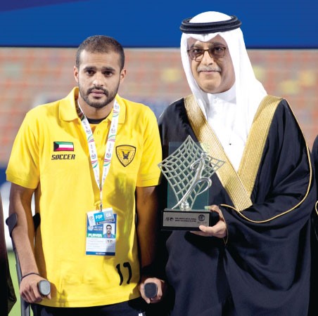 بدر المطوع يتسلم جائزة افضل لاعب في البطولة من الشيخ سلمان بن ابراهيم﻿