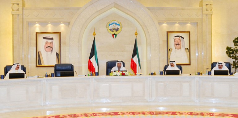 سمو رئيس الوزراء الشيخ جابر المبارك مترئسا جلسة مجلس الوزراء بحضور الشيخ محمد الخالد والشيخ سالم العبد العزيز ﻿