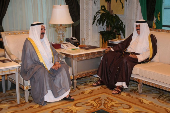 سمو ولي العهد الشيخ نواف الاحمد مستقبلا الشيخ ناصر صباح الاحمد﻿