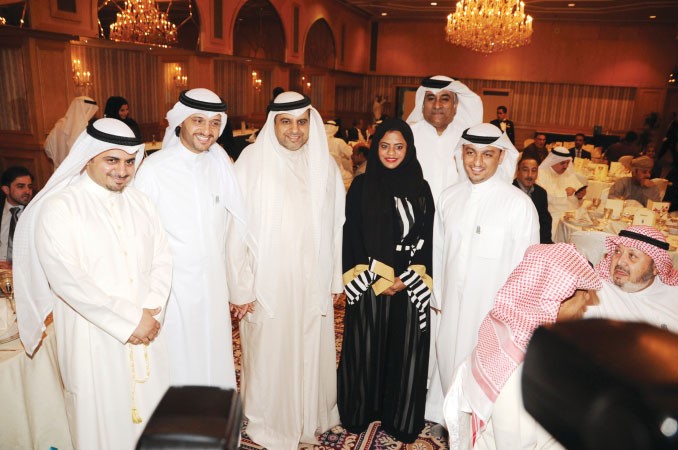 الزملاء منى ابوسمرة وماضي الخميس وبركات الوقيان وداهم القحطاني وعبدالعزيز صادق واحد الصحافيين البحرينيين﻿