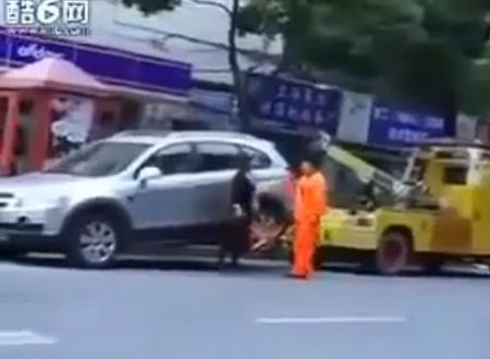 بالفيديو.. شاهد رد فعل غاضب ومتهور لإمرأة حُجزت سيارتها
