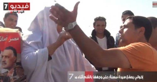 بالفيديو.. إخواني يصفع سيدة «مسنة» على وجهها بقوة أثناء محاكمة مرسي