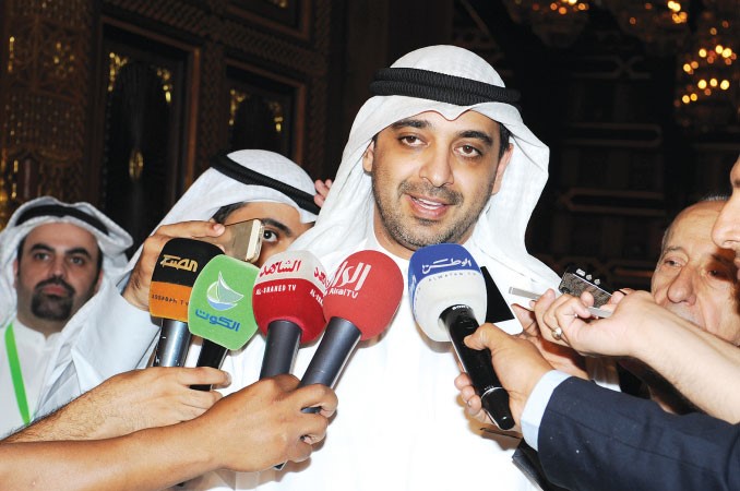 الشيخ محمد العبدالله متحدثا الى الصحافيين
