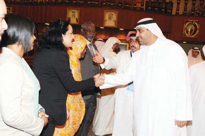 الشيخ محمد العبدالله في حديث مع احدى المشاركات
