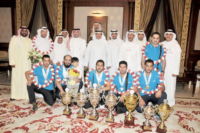 الشيخ صباح العبدالله ومحمد السليمان مع اللاعبين في قاعة التشريفات 