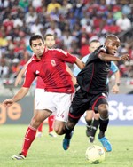 لاعب الاهلي احمد فتحي يطارد لاعب اورلاندو ثابو ماتلابا	 رويترز ﻿