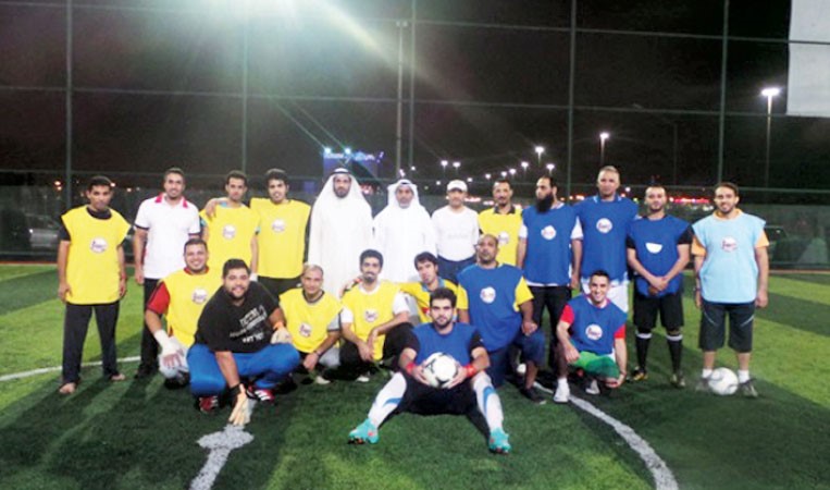 الفريق الفائز مع مسؤولي الدورة والضيوف﻿