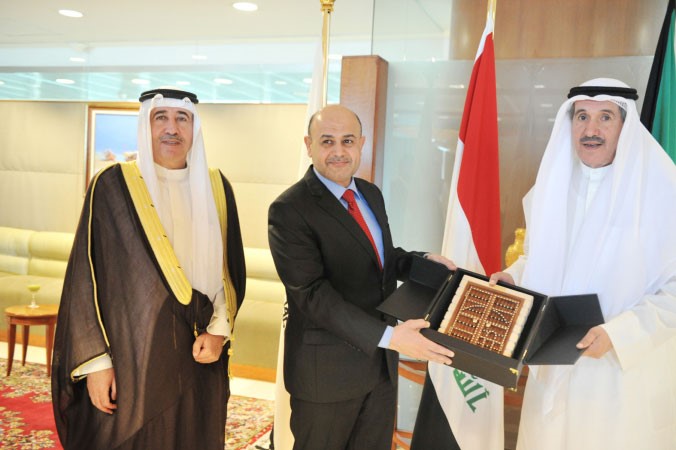خالد الصقر يقدم درعا تذكارية الى دماجد النصراوي بحضور رباح الرباح ﻿