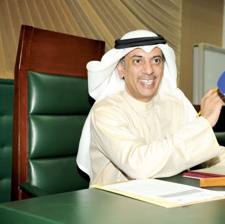 مهلهل الخالد خلال ترؤسه الجلسة

