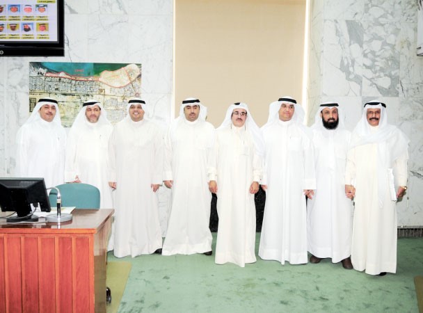 الاعضاء محمد المعجل ومانع العجمي ومشعل الجويسري واحمد الفضالة واسامة العتيبي وفهد الصانع وحسن كمال ويوسف الغريب فريال حماد
