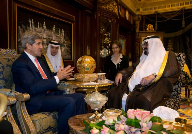 خادم الحرمين الشريفين الملك عبدالله بن عبدالعزيز مستقبلا وزير الخارجية الاميركي جون كيري في الرياض امس	رويترز﻿