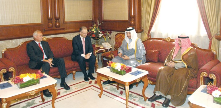 سمو رئيس الوزراء الشيخ جابر المبارك مستقبلا الشيخ د ابراهيم الدعيج وعمدة روتردام في مملكة هولندا﻿