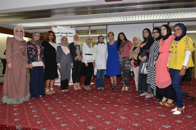 خزعل تتوسط المهندسات عقب القاء المحاضرة﻿