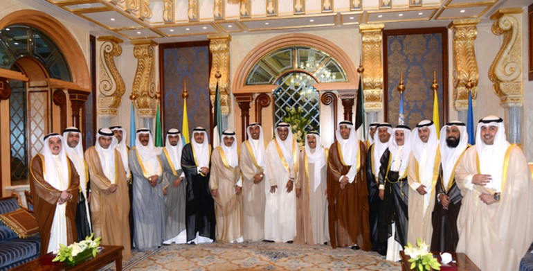 صاحب السمو الامير الشيخ صباح الاحمد متوسطا رئيس واعضاء المجلس البلدي 