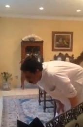 بالفيديو... عبد الله الرويشد يصلي وعصفور فوق رأسه