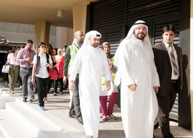 الموظفون خلال تنفيذ الاخلاء الوهمي﻿