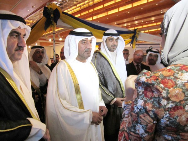 نائب حاكم دبي وزير المالية الشيخ حمدان بن راشد ال مكتوم والشيخ محمد العبدالله اثناء افتتاح الاسبوع الكويتي الثاني في دبي 