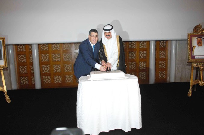 خالد الجارالله مشاركا السفير الجزائري قطع كعكة الاحتفال﻿