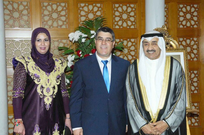 رئيس مجلس الامة السابق جاسم الخرافي مهنئا السفير الجزائري	 اسامة ابوعطية﻿