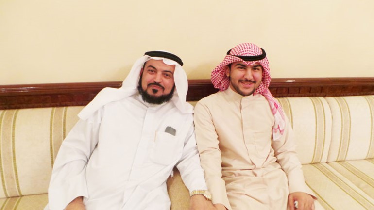 عبدالله الشمري مع ابنه الشاعر محمد الشمري خلال الديوانية
