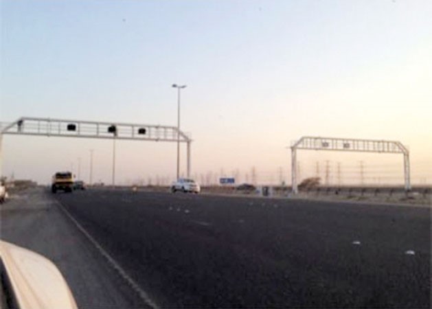 الكاميرات بعد تركيبها على طريق الملك فهد﻿