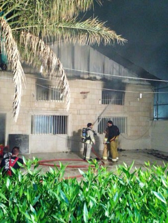 رجال الاطفاء خلال تعاملهم مع حريق المزرعة﻿