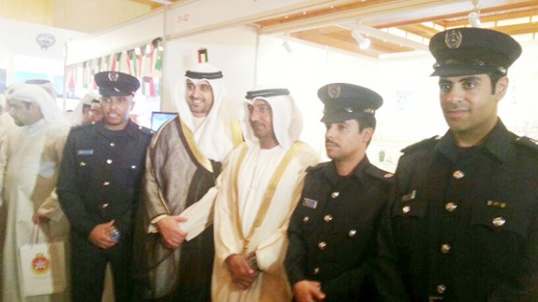 حاكم دبي والشيخ العبدالله يتوسطان وفد اطفاء الكويت﻿