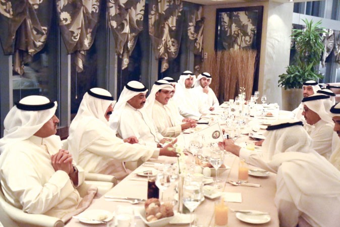  الشيخ صباح الخالد خلال مادبة عشاء على شرف عبداللطيف الزياني ﻿