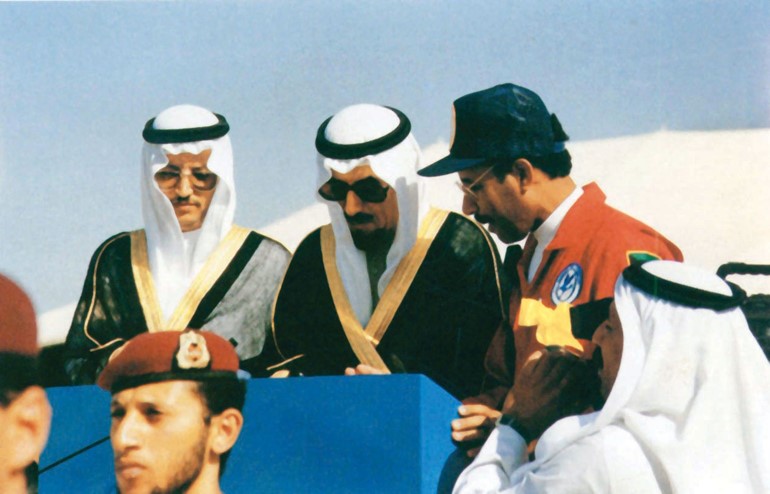 الامير الراحل الشيخ جابر الاحمد خلال اطفاء اخر بئر