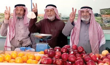 صورة.. مسنون سعوديون بسوق الخضار يُلوّحون بعلامة النصر احتفالاً باختفاء العمالة 