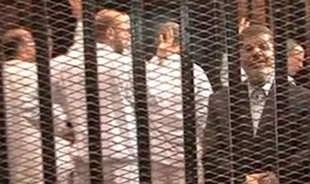 بالفيديو.. تقرير للجزيرة يحاكي محاكمة مرسي