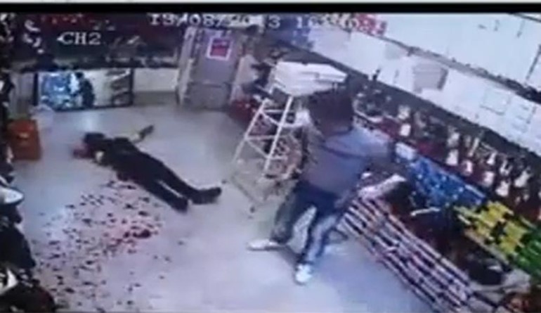 فيديو عنيف.. شاب يضرب آخر بالساطور داخل «سوبر ماركت» في إيران