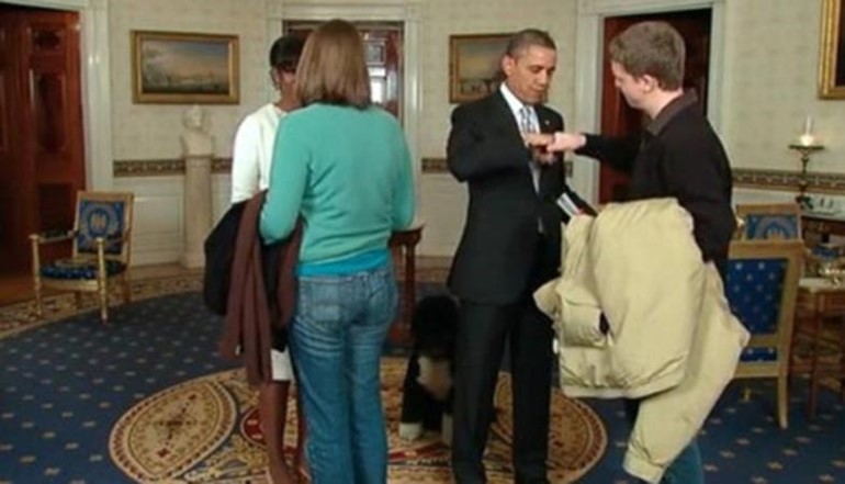 بالفيديو.. أوباما يفاجئ السياح في البيت الأبيض بمصافحتهم 