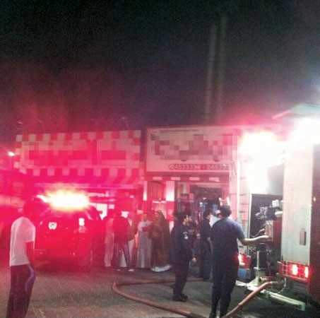 ﻿رجال الاطفاء يحيطون بالمطعمين بعد السيطرة على الحريق الذي تسببت فيه الشحوم ﻿