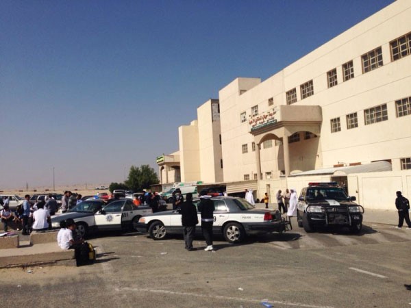 دوريات الامن تحيط بالمدرسة ﻿