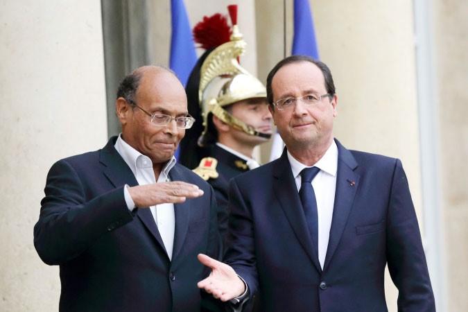 ﻿الرئيس الفرنسي هولاند يرحب بنظيره التونسي منصف المرزوقي امام قصر الاليزيه﻿