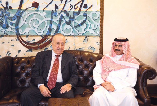 الشيخ مبارك الدعيج خلال استقباله نقيب المحررين اللبنانيين الياس عون 