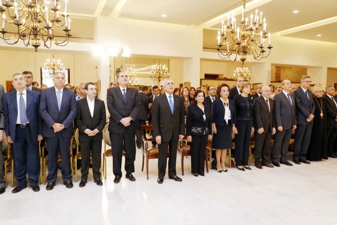 الرئيس ميشال سليمان ومجموعة من السياسيين خلال الاحتفال باطلاق خطة العمل للقضاء على عمالة الاطفال في لبنان	 محمود الطويل﻿