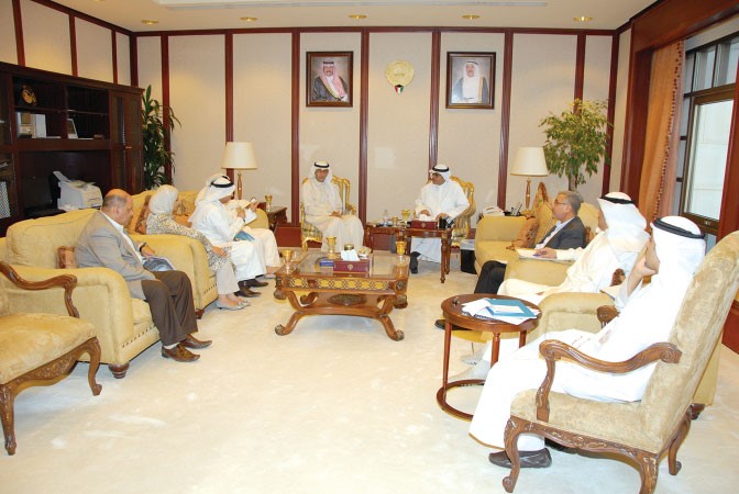 رئيس جهاز متابعة الاداء الحكومي الشيخ احمد مشعل الاحمد الجابر الصباح مستقبلا رئيس مجلس الادارة والمدير العام للهيئة العامة للشباب والرياضة اللواء مفيصل الجزاف 