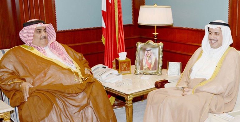 وزير خارجية مملكة البحرين الشيخ خالد بن احمد ال خليفة مستقبلا الشيخ عزام الصباح ﻿