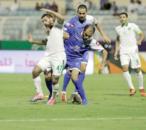 مهاجم الاهلي مصطفى بصاص يتعرض للمضايقة من مدافع الفتح مشعل السعيد