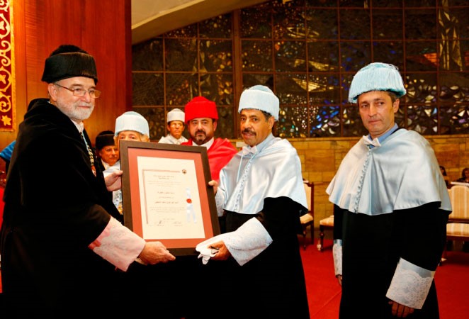 ﻿رئيس جامعة قرطبة يسلم الشاعر عبدالعزيز البابطين شهادة الدكتوراه الفخرية﻿