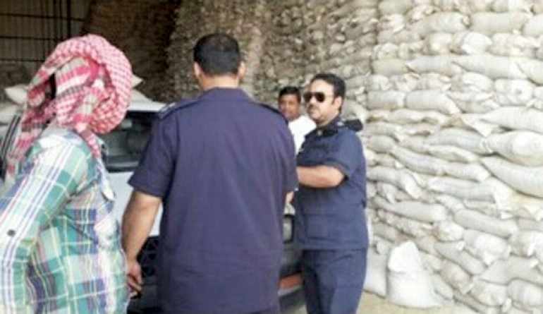 رجال وقاية الجهراء خلال الحملة على مخازن الاعلاف