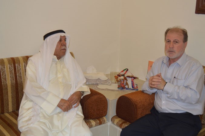وعدنان جرادة متحدثا الى الزميل منصور الهاجري
