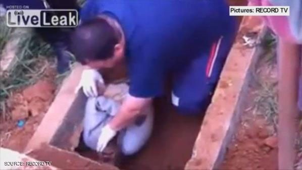 بالفيديو..  في حالة نادرة.. إخراج رجل برازيلي من القبر حياً !